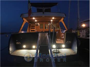 Cantiere nautico azzurro navetta 23