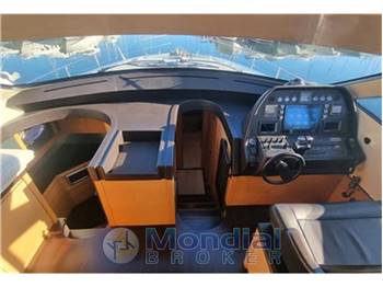 Pershing 64