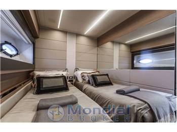 Pershing 70