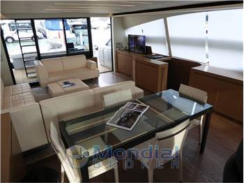 Pershing 82