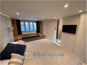Princess Yachts V62