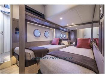 Absolute Navetta 53