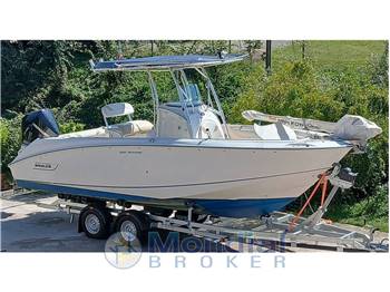 BOSTON WHALER OUTRAGE 240 CC