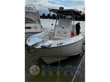 BOSTON WHALER OUTRAGE 240 CC