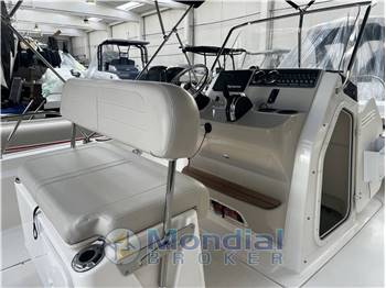 BOSTON WHALER MONTAUK  21