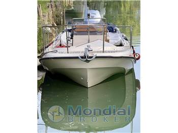 BOSTON WHALER OUTRAGE  21