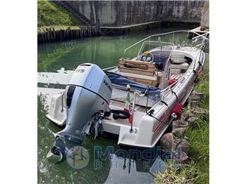 BOSTON WHALER OUTRAGE  21