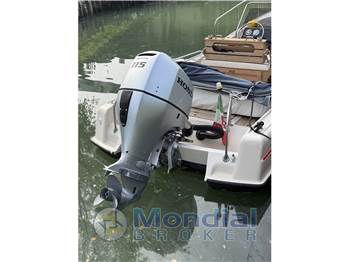 BOSTON WHALER OUTRAGE  21