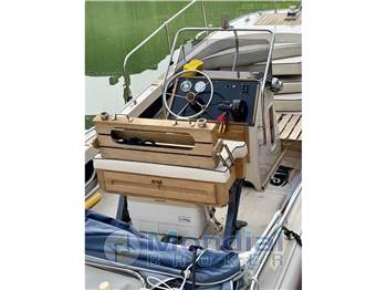 BOSTON WHALER OUTRAGE  21