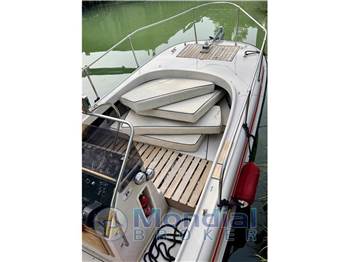 BOSTON WHALER OUTRAGE  21
