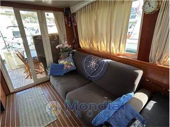 Mainship 400 trawler