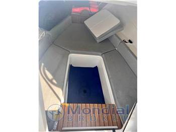 Quicksilver Activ 755 sundeck
