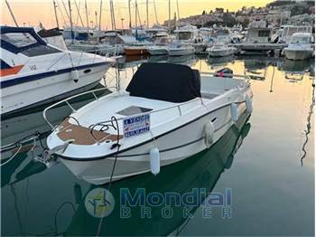 Quicksilver Activ 755 sundeck