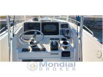 Pursuit 2670 center console