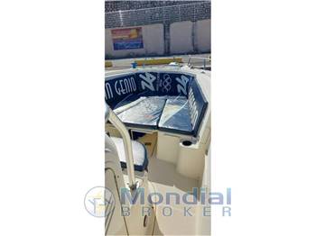 Pursuit 2670 center console