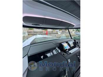 Axopar 37 XC Cross Cabin