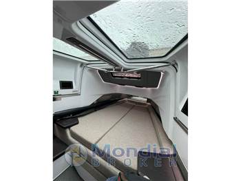 Axopar 37 XC Cross Cabin