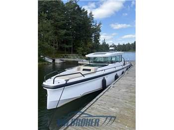Axopar 37 XC Cross Cabin