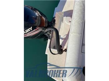 White Shark 205