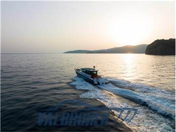Axopar 37 XC Cross Cabin