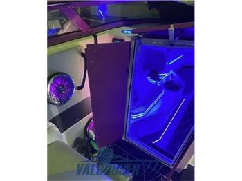 Fountain 38 LIGHTNING