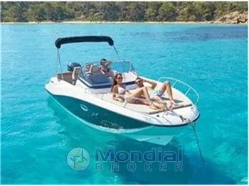 Quicksilver Activ 675 Sundeck