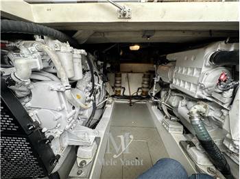 Ferretti Yachts 430