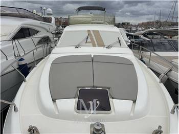 Ferretti Yachts 430