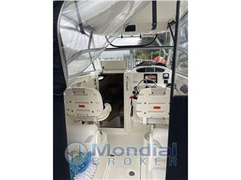 Boston Whaler 255 Conquest