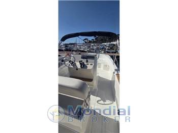 Boston Whaler 210 Montauk