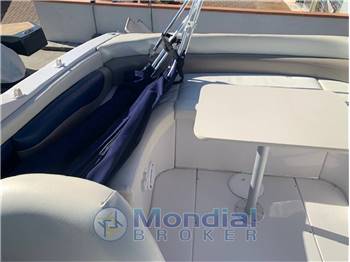 FOUR WINNS 225 SUNDOWNER