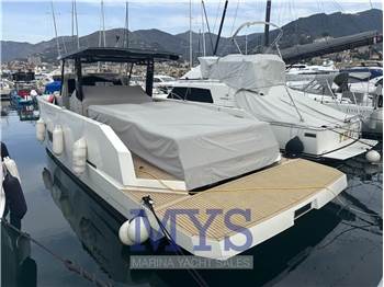 De Antonio Yachts D42 Open