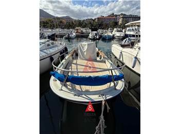 Boston Whaler OUTRAGE 22