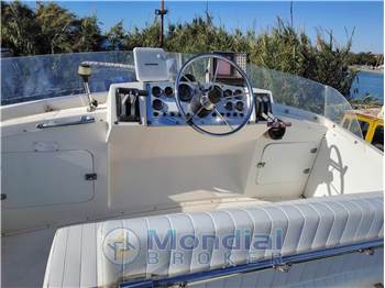 Bertram Yacht 28' Fbc