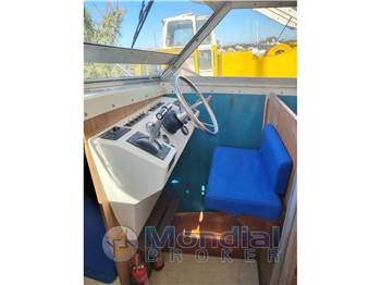Bertram Yacht 28' Fbc