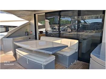 Pershing 82