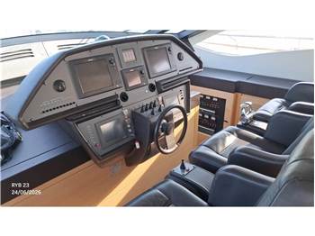 Pershing 82