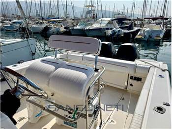 Boston whaler Outrage 26