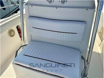 Boston whaler Outrage 26