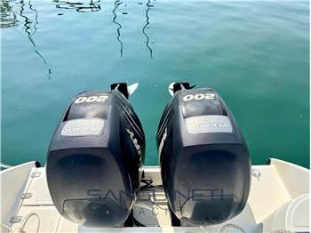 Boston whaler Outrage 26