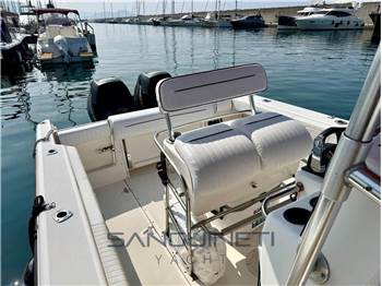 Boston whaler Outrage 26