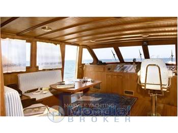 Cantiere nautico azzurro 21