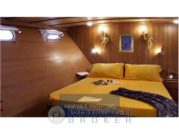 Cantiere nautico azzurro 21