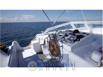 Cantiere nautico azzurro 21