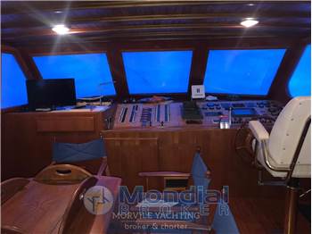 Cantiere nautico azzurro 21