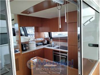 Ferretti yachts 592