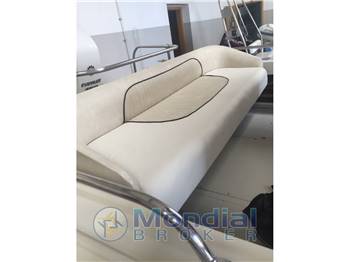 Boston Whaler Outrage 21'