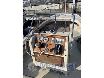Boston Whaler Outrage 21'