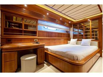 Ferretti Custom line 94