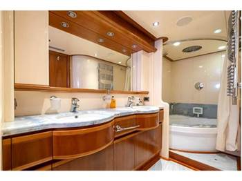 Ferretti Custom line 94